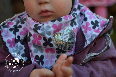 eBook - Oooverall - Das ganze Kind drin - From Heart to Needle - Overall - Jumper - Jumpsuit - Schlafanzug - Schlafsack - Softshellanzug - Nähen - Herbst/Winter - Baby - Kinder - Schnittmuster, Schlupfmütze/Mütze von Lybstes, Halstuch "Mayla" von Fräulein An genäht aus dem Softshell "Soft Touch" kombiniert mit dem Jersey "Retro Flowers", Reißverschluss, Perlen, Klöppelspitze "Eva" und Reflektorband "Safety" - Sicherheit für Deine Kinder - Reflektor - reflektierendes Näh-Zubehör - Glückpunkt.