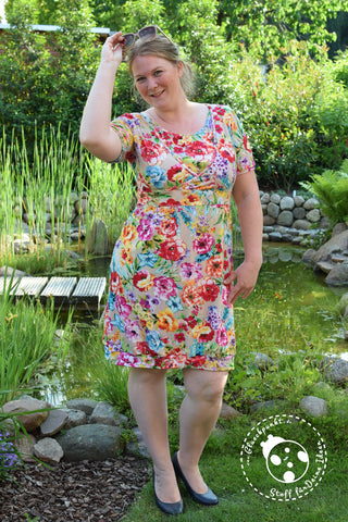 Viscose-Sweat/French Terry "Renkli" - Blumen genäht wurde das eBook - "Alinia" - Kleid - HipStars - Nähen für Damen - Mollige - Curvy - Stillkleid - Schwangerschaft - Stillen - Stillkleid - Sommerkleid - Glückpunkt.