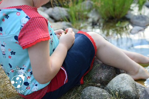 Feincord "Light Cord" kombiniert mit Jersey "Ballon Bunny" & Jersey "Basic Love Dots" Punkte, sowie Klöppelspitze "Clara", Schrägband mit Häkelspitze "Vienna" und Schleife "Cutie Pearls" genäht wurde das eBook - Knopfrock - Rock für Mädchen, sowie Shirt/Tunika "Tessa" von Lumali - For Mami and Me by LuMaLi - Schnitte mit K(n)opf -  DIY Anleitung Nähen Schnittmuster Zienaht Teilung - Nähen für Mädchen - Stoff & Schnitt - Glückpunkt.