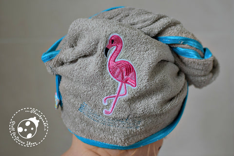 Tutorial/Erklärung - Falzgummi/elastisches Schrägband richtig annähen/einfassen - Frottee "uni" kombiniert mit Falzgummi/Falzgummiband, Knopf "Schleife" & Applikation/Appli "Pink Flamingo" genäht wurde eBook - "Haartrockentuch Tina Turban" - Shesmile, Do it yourself - Nähen für Damen/Frauen - Haare trocknen - Haarturban - Haar Handtuch - Beauty - selber nähen - Knopf - Gummi - Frottee Haar Turban Kopfhandtuch Kopftuch Handtuch Haarpflege Haartrockentuch - Reste - Resteverwertung - Stoff & Schnitt - Glückpunkt.