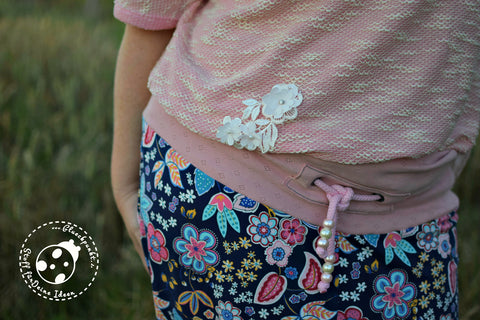 Strick-Sweat - "Melange Stripes" - Streifen kombiniert mit dem Jersey "Blue Florine" - Blumen und Jersey "Lovely Diamonds" - Lochmuster Rauten - uni, sowie 3D-Applikation - "Flower Pearls" - Perlen und Kordel - "Nanni" - 8 mm genäht wurde das eBook - "Chilly Erwachsene" - Shirt - Fadenkäfer, sowie Hose "Pamina" - Nähen für Damen/Mollige/Curvy - Sommershirt - Sommerhose - Sommer - Monatsknaller - Stoff & Schnitt - Glückpunkt.