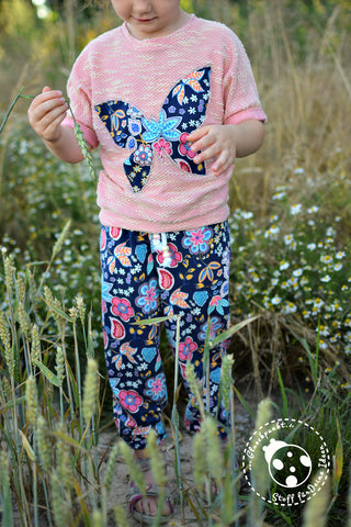 Strick-Sweat - "Melange Stripes" - Streifen kombiniert mit dem Jersey "Blue Florine" - Blumen und Jersey "Lovely Diamonds" - Lochmuster Rauten - uni, sowie Kordel - "Nanni" - 8 mm genäht wurde das eBook - "Flatter Elli" - Shirt - Mahalu Design, sowie Hose "Pamina" - Fadenkäfer - Nähen für Kinder/Mädchen - Sommershirt - Sommerhose - Sommer - Monatsknaller - Fledermaus-Shirt - Fledermausshirt - Stoff & Schnitt - Glückpunkt.
