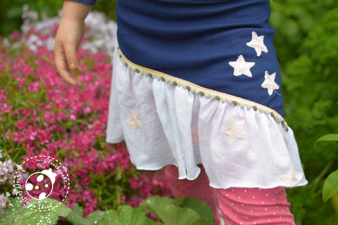 Baumwolle - Stickerei - "White Lovely Stars" - Sterne, Stretch-Jeans "Summer Jeans" kombiniert mit Bommelborte "Pompom Glitter" genäht wurde "Blossom Skirt" - Herzensbunt Design - Rock/Tuch nähen - Nähen für Kinder/Mädchen - Schnell & einfach - Stoff & Schnitt/Schnittmuster - Glückpunkt.