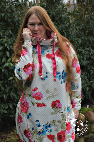 Jersey-Stepper "Flower Dreams" kombiniert mit der Klöppelspitze "Laruna", Satinband "Linea", Perlen, Ösen, Kopf "Herz" genäht wurde ein Hoodiekleid "Nadal" - Hoodie-Kleid - Damen - Curvy - Mollige - Nähen - Schnittmuster - Pulli - PiexSu Schnittmuster PiexSu Nadal Das Hoodiekleid Nadal wird mit Magyrärmeln und einem Schalkragen oder einer Kapuze genäht. Durch die spezielle Form des Ärmels kann dieser im Bruch zugeschnitten und trotzdem flach eingenäht werden. Ein Magyarärmel ist eine Mischung aus einem Raglanärmel und einem leichten Fledermausärmel. Der Ärmel beginnt bereits auf der Schulter und erzeugt so einen leichten Effekt einer überschnittenen Schulter und zusätzlichen einen leichten Fledermauseffekt.  Der Name des Schnittmusters (PiexSu Nadal) stammt aus dem Rätoromanischen und bedeutet Weihnachten.  Das ist dabei: Schnittmuster in den drei Passformen SkinnyWoman (32 – 42) ClassicWoman (32-46) MoreWoman (44-56) bebilderte „Schritt für Schritt“-Nähanleitung Anleitung zum Maßnehmen Anleitung zum Schnittanpassen inkl. Schnittmuster als PDF Datei in A4 und im Format A0 zum drucken lassen - Glückpunkt.