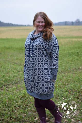 Jacquard-Strick-Jersey "Oujda" kombiniert mit der Kordel "Nanni" und Perlen in silber genäht wurde ein Hoodiekleid "Nadal" - Hoodie-Kleid - Damen - Curvy - Mollige - Nähen - Schnittmuster - Pulli - PiexSu Schnittmuster PiexSu Nadal Das Hoodiekleid Nadal wird mit Magyrärmeln und einem Schalkragen oder einer Kapuze genäht. Durch die spezielle Form des Ärmels kann dieser im Bruch zugeschnitten und trotzdem flach eingenäht werden. Ein Magyarärmel ist eine Mischung aus einem Raglanärmel und einem leichten Fledermausärmel. Der Ärmel beginnt bereits auf der Schulter und erzeugt so einen leichten Effekt einer überschnittenen Schulter und zusätzlichen einen leichten Fledermauseffekt.  Der Name des Schnittmusters (PiexSu Nadal) stammt aus dem Rätoromanischen und bedeutet Weihnachten.  Das ist dabei: Schnittmuster in den drei Passformen SkinnyWoman (32 – 42) ClassicWoman (32-46) MoreWoman (44-56) bebilderte „Schritt für Schritt“-Nähanleitung Anleitung zum Maßnehmen Anleitung zum Schnittanpassen inkl. Schnittmuster als PDF Datei in A4 und im Format A0 zum drucken lassen - Glückpunkt.