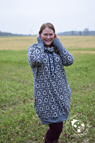 Jacquard-Strick-Jersey "Oujda" kombiniert mit der Kordel "Nanni" und Perlen in silber genäht wurde ein Hoodiekleid "Nadal" - Hoodie-Kleid - Damen - Curvy - Mollige - Nähen - Schnittmuster - Pulli - PiexSu Schnittmuster PiexSu Nadal Das Hoodiekleid Nadal wird mit Magyrärmeln und einem Schalkragen oder einer Kapuze genäht. Durch die spezielle Form des Ärmels kann dieser im Bruch zugeschnitten und trotzdem flach eingenäht werden. Ein Magyarärmel ist eine Mischung aus einem Raglanärmel und einem leichten Fledermausärmel. Der Ärmel beginnt bereits auf der Schulter und erzeugt so einen leichten Effekt einer überschnittenen Schulter und zusätzlichen einen leichten Fledermauseffekt.  Der Name des Schnittmusters (PiexSu Nadal) stammt aus dem Rätoromanischen und bedeutet Weihnachten.  Das ist dabei: Schnittmuster in den drei Passformen SkinnyWoman (32 – 42) ClassicWoman (32-46) MoreWoman (44-56) bebilderte „Schritt für Schritt“-Nähanleitung Anleitung zum Maßnehmen Anleitung zum Schnittanpassen inkl. Schnittmuster als PDF Datei in A4 und im Format A0 zum drucken lassen - Glückpunkt.