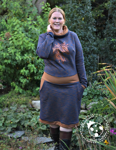 Jersey-Stepper "Little Melange Star", Winter-Sweat "Jogging" genäht wurde eine "Adele Curvy" von Fadenfactory - Pulli - Hoodiekleid/Pullikleid - Hoodie - eBook - Stoff - Plott/Plotterdatei "Boho Unicorn" Needle Love - Plotten/Nähen für Damen/Frauen - Mollige - Schnittmuster - Stoff & Schnitt - Glückpunkt.