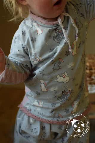 Jersey "Cute Bunny" & "Cute Flowers" kombiniert mit dem Jersey "Minky", sowie Klöppelspitze "XXL Flower" & "Nanni" genäht wurde eBook - "United Stripes" - Shirt und "Musselinhose" von Berlinerie - Hose - Nähen für Kinder/Babys - Schnittmuster - Teilungen - Glückpunkt.