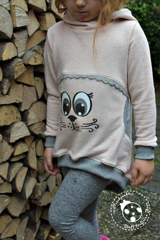 Slub-Sweat Flöckchen, Plotterdatei "Mützengesichter" Kleiner Polli-Kleck genäht wurde Der Katzenpullover Rica von Piechens ist lässig, mit einem Hauch Oversize. Der Schnitt ist in A-Linie und hat einen wunderschön geschwungenen Saum im Vokuhila-Look: Vorne ist der Pullover kurz, hinten schön lang über den Popo. Der Schnitt beinhaltet einen kuscheligen Schalkragen sowie eine extravagante Katzenkapuze - Nähen/Plotten Kinder/Mädchen - Glückpunkt.