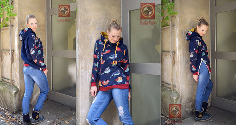 Surita von Drei eMs - Ein Oversize-Hoodie-Schnitt mit Raffinesse  Es gibt den Hoodie in folgenden Größen: XS-XXL.  Der Oversize-Hoodie ist ein Figurschmeichler.  Der Hoodie hat am Bund einen Reißverschluss, der raffiniert in Szene gesetzt wird.  SURITA ist ein Ganzjahresschnitt. Du kannst ihn aus Jersey oder Sweat nähen. Der Stoff sollte dehnbar sein.  Keine Angst! Auch wer noch nie mit Reißverschlüssen gearbeitet hat bekommt das hin! Die Anleitung ist mit über 40 Seiten sehr detailliert bebildert und beschrieben.  Du kannst den Hoodie von XS-XXL ( Brustumfang 120 cm - Fertigmaß Hoodie Brustumfang 156 cm) nähen.