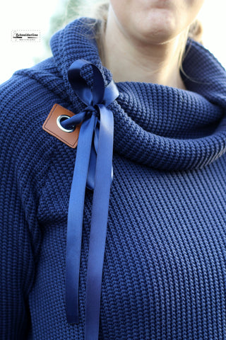 eBook - "Casual Raglan Sweater" - Schneiderline - Der Casual Raglan Sweater ist ein locker geschnittener, gemütlicher Pullover mit Raglan Ärmeln. Ein absoluter Wohlfühl-Schnitt! Cooler Kragen, der mit einem Satinband, Spitze oder Kordel und einem Ösen-Patch verziert wird. Alternativ Halsausschnitt mit Beleg. Optionale Abnäher für den Brust- und Rückenbereich enthalten. Diese bringen den Sweater zusätzlich in Form. Long Pullover/Kleid  - Überlappendem Vorderteil - Nähen Damen/Frauen - Glückpunkt.