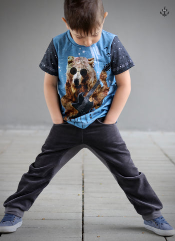 Jersey "Music Bear" - Bär Panel kombiniert mit Breitcord "Winter Star" & Jeans-Jersey "Denim" genäht wurde das eBook - Pulli für Jungs - Pulli - Hoodie - Hoody - Shirt - Kinder - Nähen - AnniNanni, sowie einer Hose "Sverre" von meine Herzenswelt - Teilungshose - Hose mit Teilungen - Nähen für Jungen - Herbst/Winter - eBook & Stoff - Glückpunkt.