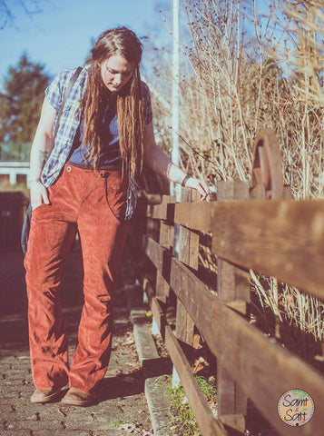 eBook - Die Schlaghose "Woodstock" kann mit verschiedenen Taschenvarianten und Bundabschlüssen genäht werden. In der detaillierten und bebilderten Anleitung führe ich dich Stück für Stück zu deiner neuen Hippie-Hose und verrate dir außerdem, wie du die Hose auf speziell deine Figur anpassen kannst - Hose - 70er Jahre - Hippie-Look/Retro-Style/Hippie - Nähen für Damen/Frauen - Schnitt/Schnittmuster - A0-Datei - Glückpunkt.