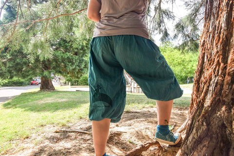 eBook - Diese Pumphose "PUHmphose" von ManjiPuh ist ein absoluter Hingucker. Die Rückseite wird gesmokt oder mit Beleg und Gummibändern genäht, wodurch die Hose ganz ohne Reißverschlüsse und Knöpfe auskommt.   Aus Jersey oder Sweat wird sie zur Kuschelhose. Straßentauglich wird sie aus Jeans, Cord oder leichter Webware. Diese Hose lässt am Stoffregal keine Wünsche offen. - Nähen für Damen/Kinder - Glückpunkt.