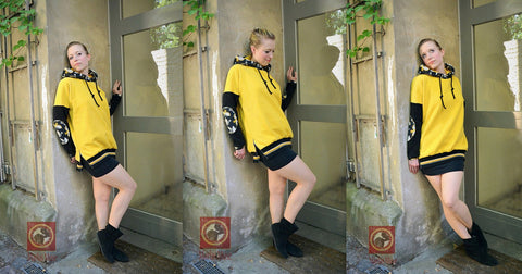Surita von Drei eMs - Ein Oversize-Hoodie-Schnitt mit Raffinesse Es gibt den Hoodie in folgenden Größen: XS-XXL. Der Oversize-Hoodie ist ein Figurschmeichler. Der Hoodie hat am Bund einen Reißverschluss, der raffiniert in Szene gesetzt wird. SURITA ist ein Ganzjahresschnitt. Du kannst ihn aus Jersey oder Sweat nähen. Der Stoff sollte dehnbar sein. Keine Angst! Auch wer noch nie mit Reißverschlüssen gearbeitet hat bekommt das hin! Die Anleitung ist mit über 40 Seiten sehr detailliert bebildert und beschrieben. Du kannst den Hoodie von XS-XXL ( Brustumfang 120 cm - Fertigmaß Hoodie Brustumfang 156 cm) nähen.