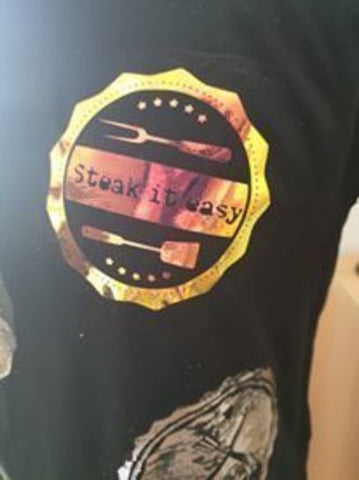 Plotterdatei "Steak it easy" B.Style - 1 Einzelmotiv SVG, DXF und PNG - Das perfekte Plottmotiv für Grill-Liebhaber - Zitat - Sprichwort - Plotten für Erwachsene - Damen/Herren/Frauen/Männer - Echte Kerle - Griller - Grillen - Geschenk - Plotter - Plottdatei - Plotterei - Plottmotiv - Plott - Glückpunkt.