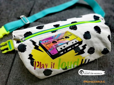 Plotterdatei "Play it Loud" #2 - ALPWIND ® -  Dateiformat: SVG, DXF und PNG - Kassette - Kassettenrecorder - Ghettoblaster - 90s/90er - Musik - Sprüche - Plott - Plotten für Erwachsene/Kinder - Damen/Frauen - Mädchen/Jungen - Plottdatei - Plotterei - Bügelbild - Glückpunkt.