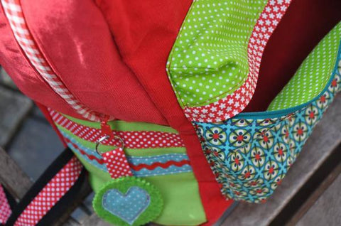 Jamies Bag von Kreativhund Jamies Bag, der klassische Teenie-Rucksack  Jamies Bag ist ein moderner Rucksack, den du in zwei Größen nähen kannst. Der Schnitt eignet sich ideal für die Verwendung von Canvas oder anderen festeren Taschenstoffen. Durch die gepolsterten Träger lässt sich Jamies Bag angenehm tragen und sieht dabei auch noch sehr lässig aus - Nähen - Taschen - Glückpunkt.