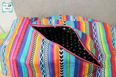 Stroll Bag von Kreativhund StrollBag, die etwas andere Handtasche  Die StrollBag ist eine raffinierte Handtasche, die du mit oder ohne Seitenfächer nähen kannst. Der Schnitt eignet sich ideal für die Verwendung von Canvas oder andere festere Taschenstoffe. Je leichter deine Stoffe sind, umso „beuteliger“ fällt die Tasche später. - Nähen - Taschen - Glückpunkt.