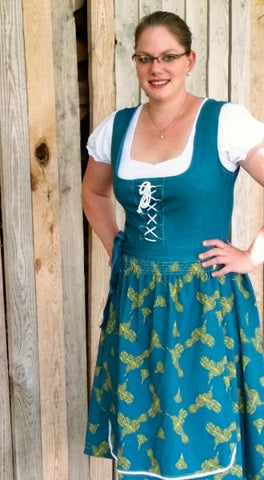 HedYa Dirndl von Kreativhund HedYa-Dirndl, ein bisschen Tradition, ein bisschen Interpretation.  Mit dem HedYa-Dirndl kannst du dir ein Kleid nähen, mit dem du dich problemlos sowohl auf dem Oktoberfest, als auch zu anderen Festlichkeiten zeigen kannst. Das eBook enthält die Größen 34-54.  Du kannst zwischen zwei verschiedenen Varianten wählen: Dem Einteiler-Kleid mit einem Hauch von Dirndl und dem Zweiteiler mit einem stärkeren Dirndl-Look.  Durch die Schnürung am Oberteil entsteht der Dirndl-Look. Dieser wird durch leichte Puffärmel und eine Schürze zusätzlich unterstrichen. Das Rockteil kannst du sowohl in Falten legen oder gerafft nähen.  Du kannst das HedYa-Dirndl aus allen dehnbaren Stoffen nähen. Der Schnitt ist auf die Verwendung von Jersey ausgelegt. - Nähen - Damen - Glückpunkt.