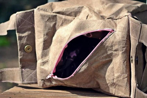 Stroll Bag von Kreativhund StrollBag, die etwas andere Handtasche  Die StrollBag ist eine raffinierte Handtasche, die du mit oder ohne Seitenfächer nähen kannst. Der Schnitt eignet sich ideal für die Verwendung von Canvas oder andere festere Taschenstoffe. Je leichter deine Stoffe sind, umso „beuteliger“ fällt die Tasche später. - Nähen - Taschen - Glückpunkt.