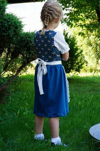 HedYa Dirndl Kinder von Kreativhund Mini HedYa Dirndl, der Dirndl-Look für die Kleinen.  Mit dem Mini HedYa-Dirndl kannst du ein Kleid nähen, das in seinem Erscheinen wirkt wie ein Dirndl, aber dennoch bequem genug ist, um darin zu spielen und zu toben. Das eBook enthält die Größen 86-164.  Durch die Schnürung am Oberteil entsteht der Dirndl-Look. Dieser wird durch leichte Puffärmel und eine Schürze zusätzlich unterstrichen. Das Rockteil kannst du sowohl in  Falten legen oder gerafft nähen.  Du kannst das Mini HedYa-Dirndl aus allen dehnbaren Stoffen nähen. Der Schnitt ist auf die Verwendung von Jersey ausgelegt. - Nähen - Kinder/Mädchen - Glückpunkt.