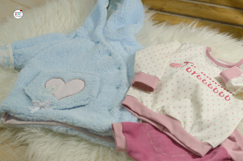 eBook - "Babylove" - Jacke - Miou Miou Schnittmuster kombiniert mit der Hose "Milian" genäht aus dem Jersey "Baby Love - Elefanten" kombiniert mit den Teddy-Plüsch "Sweat Bear" - E-Book für die zuckersüße Jacke "Babylove", die Du aus soooo vielen Materialien zaubern kannst...  Für Babys und Kleinkinder sollte man z.B. weiche und dehnbare Stoffe verwenden wie: Sweatshirt- und Jerseystoffe, Fleece- und Strickstoffe sind perfekt,aber auch Jacquard, Walkstoff oder Kochwolle. Für ältere Kinder, die schon laufen können, sind auch Softshell und beschichtete Waren eine perfekte Wahl... Näh`Dein Kind glücklich... mit dieser Kuscheljacke wird es Dir gelingen!  Heißer Tipp... Verlängere die Jacke und mach` ein Mäntelchen oder einen Parka daraus! - eBook & Stoff - Glückpunkt.