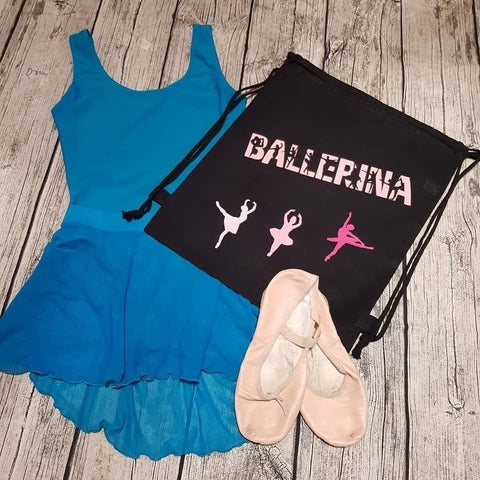 Datei-Name: "Shadow Sports - Ballerina/Ballett von Daddy2Design - SCHATTEN-SPORT - Shadow Sports Hier handelt es sich um den Schritfzug: BALLETT / BALLERINA Um den Schriftzug so richtig in Szene zu setzten, ist zu jeder Datei passendes Deko und Träsh Material dabei - Schriftzug - Schrift - Tanzen - Plott - Plotten - Sport - Sportarten - Glückpunkt.