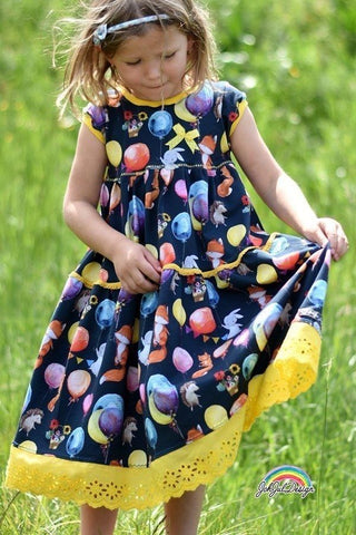 eBook "Firefly" von From Heart to Needle/FHTN - Anleitung und Schnittmuster - Das "Firefly Dress Stufen-Drehkleid in den Größen 50 bis 164. Du kannst es ärmellos oder mit Sommerärmchen nähen. Optional auch als Maxikleid. Geeignet für Anfänger mit Grundkenntnissen - Nähen für Kinder/Mädchen - Glückpunkt.