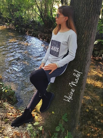 LEXI kids von Fadenfactory ist ein stylischer loose-fit Hoodiedress - der perfekte Begleiter für alle kleinen und großen kids! Er passt sich jeder Bewegung an & sieht einfach cool aus. Durch die Teilungsnähte fällt LEXI kids trotz der weiteren Form figurumspielend & Du kannst ganz einfach verschiedene Stoffe und Muster kombinieren. Ob als Kuschelkleid mit Kapuze oder sommerlich und casual mit Rundhals-Ausschnitt - LEXI kids macht alles mit und ist fix genäht!  - Nähen Kinder/Mädchen/Jungen - Glückpunkt.