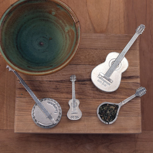 https://cdn.shopify.com/s/files/1/1167/5256/products/Americana_Measuring_Spoons_from_Roosfoos_Music_Instrument_Spoons_01.JPG?v=1485126849&width=533