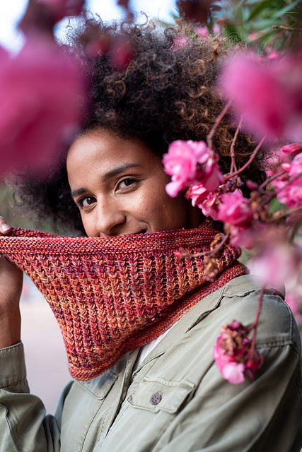 A model wearing the Amaranto Cowl