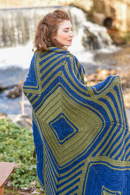 The Ailis throw sized blanket knit with Lanas Quick in the colors Blue Ribbon 77200 and Olive 77205.