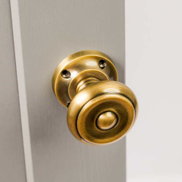 Alyesberry door knob