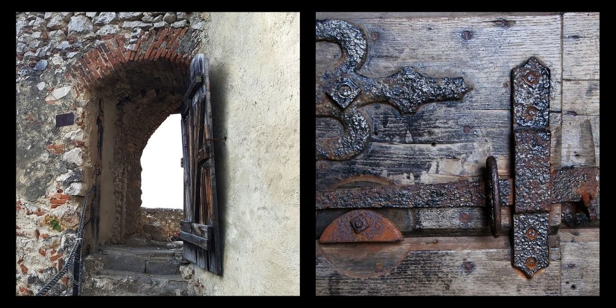 Medieval door latch