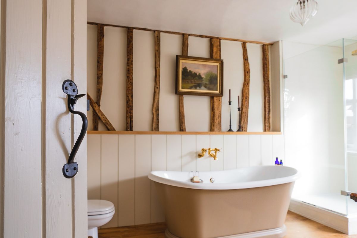 Suffolk Latch in a traditional bathroom