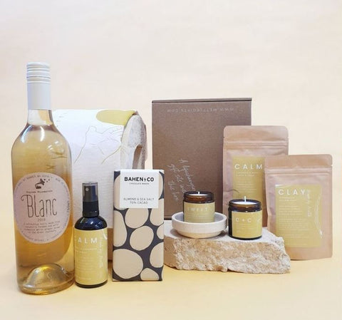 https://www.mettlegifts.com/gift-boxes/deluxegiftboxwithwine