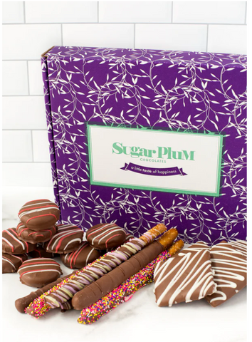 展示的巧克力篮里有不同的巧克力椒盐卷饼组合。