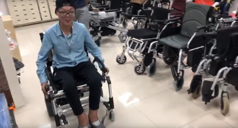 和無法做運動的成成 去坐電動輪椅