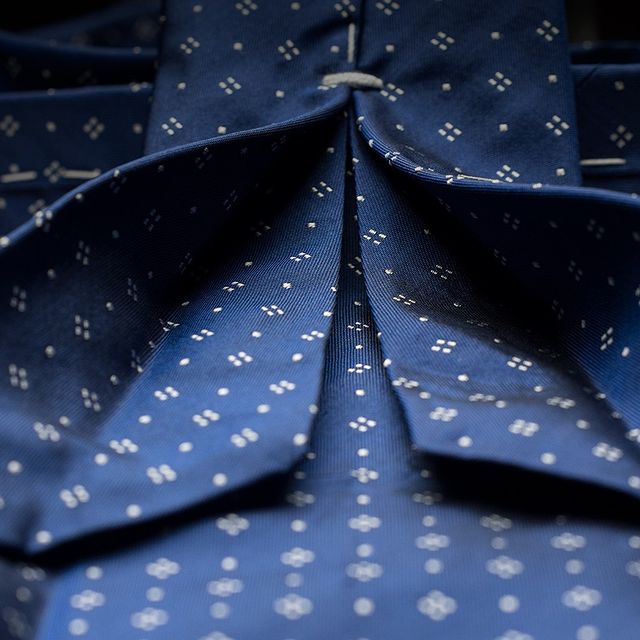 Aklasu Blue Diamond Dotted Six-Fold Tie.