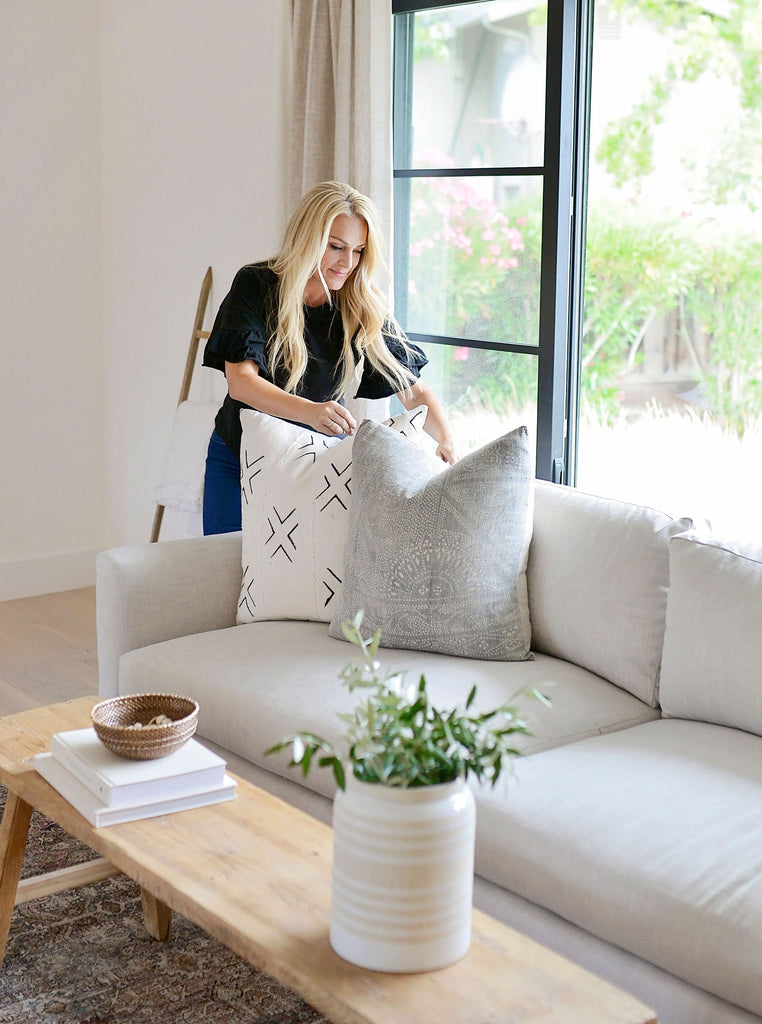 Discover this California organic modern living room makeover with Nicole Salceda of @eyeforpretty.