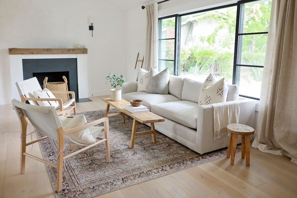 Discover this California organic modern living room makeover with Nicole Salceda of @eyeforpretty.