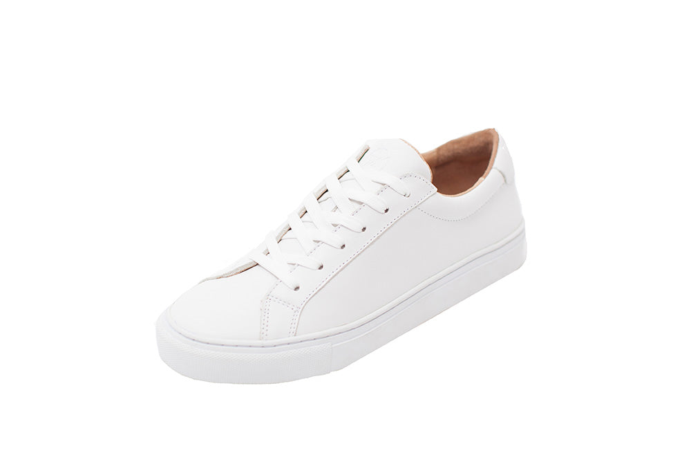 tenis blancos cuero