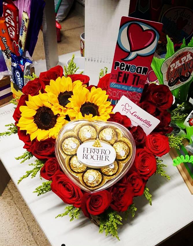 Arreglo de rosas y girasoles base de corazón con chocolates Ferrero – El  Regalador Ecuador