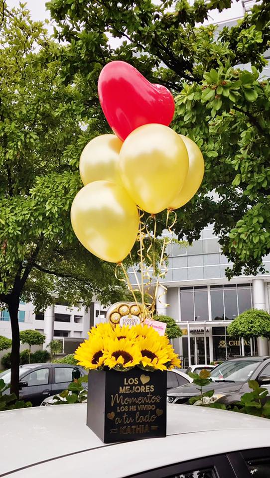 Caja personalizada con girasoles, chocolates Ferrero y globos con heli – El  Regalador Ecuador