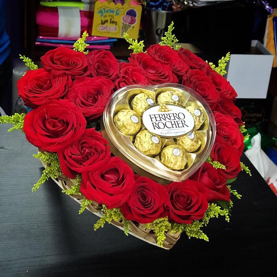 Arreglo de rosas, base de corazón con chocolates Ferrero – El Regalador  Ecuador