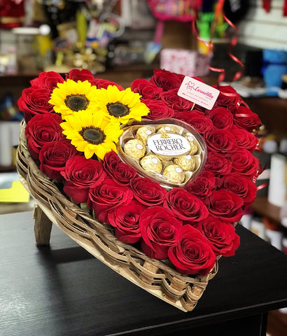 Arreglo de rosas y girasoles, base de corazón grande con chocolates Fe – El  Regalador Ecuador