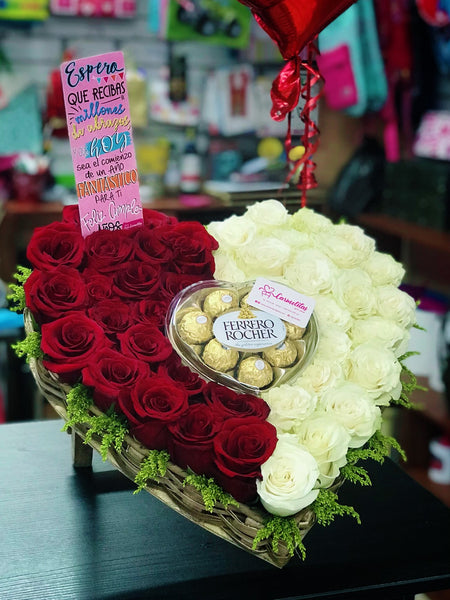 Arreglo de rosas, base de corazón grande con chocolates Ferrero – El  Regalador Ecuador