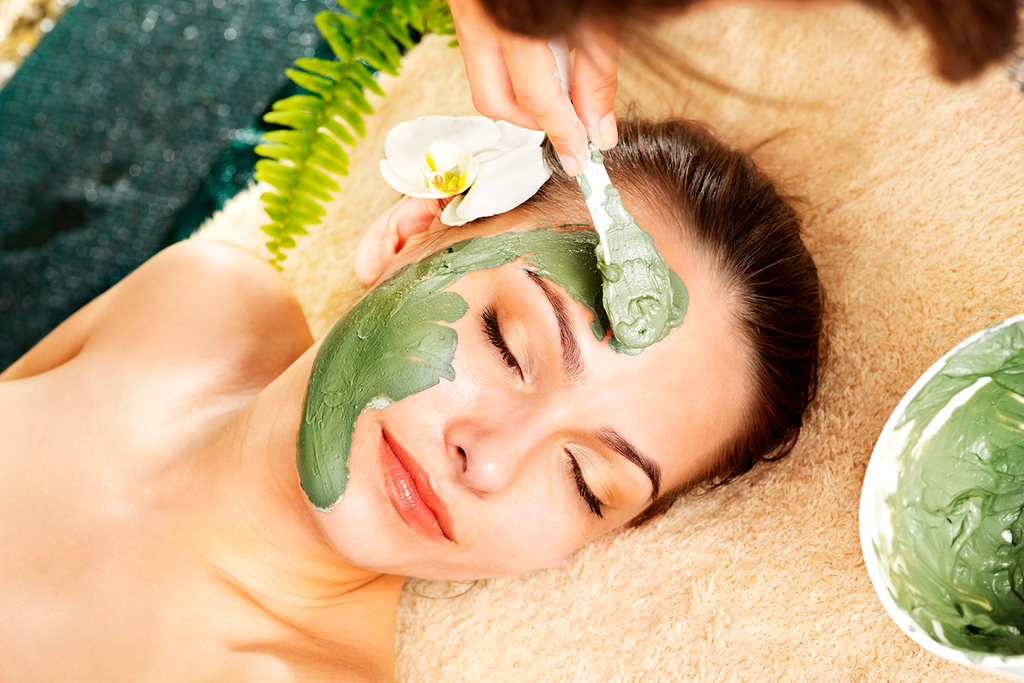 Spa premium quality green clay face mask treatment