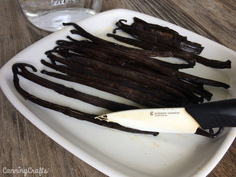 DIY homemade vanilla extract recipe | CanningCrafts.com